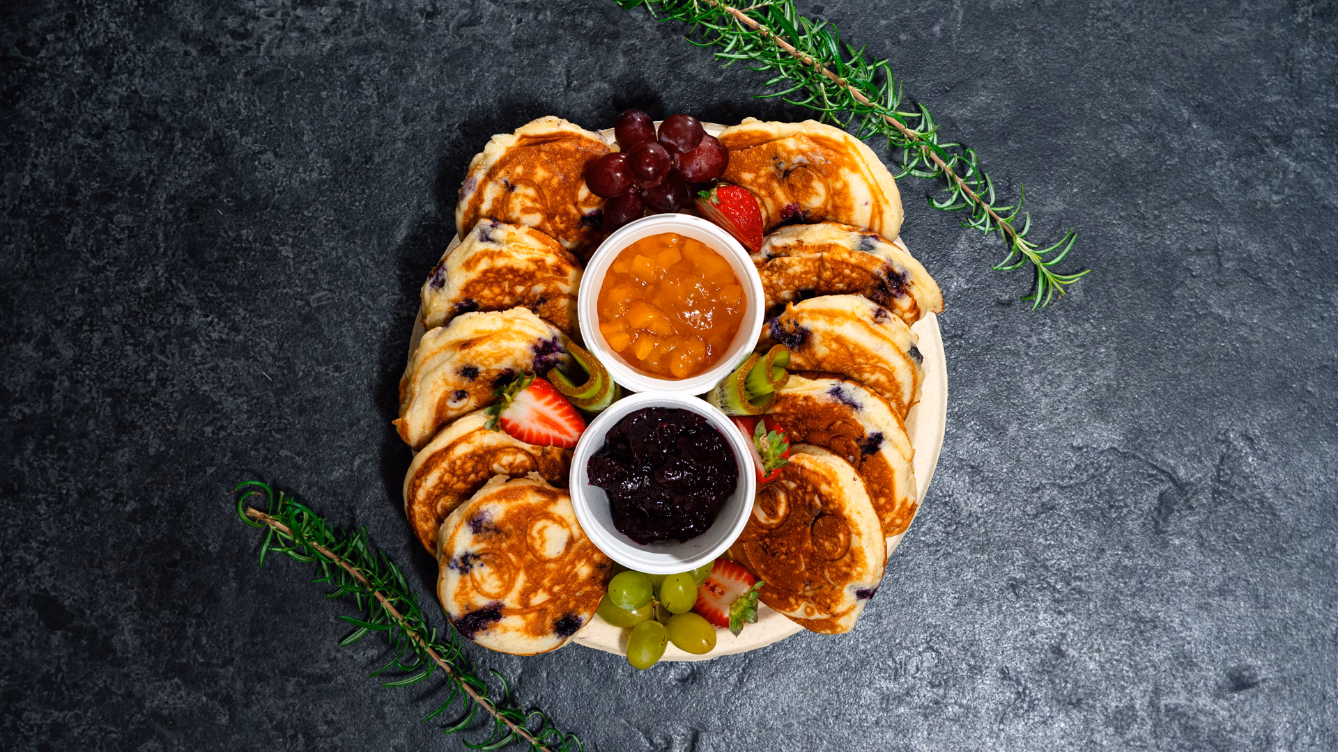 Pancakes z dżemem i owocami – śniadanie dla dzieci